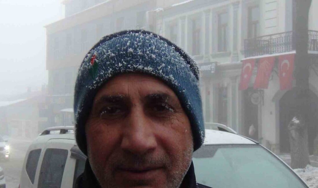 Kars’ın soğuğu vatandaşın kirpiklerini dondurdu. Soğuktan kent genelinde ağaçlar kırağı