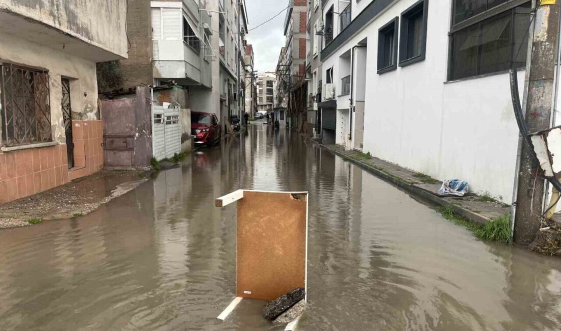 İzmir’in Karşıyaka ilçesinde sağanak yağış su taşkınlarına yol açtı, rögarların