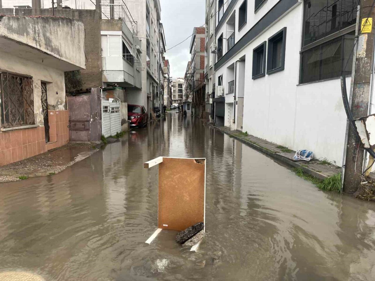 İzmir’in Karşıyaka ilçesinde sağanak yağış su taşkınlarına yol açtı, rögarların