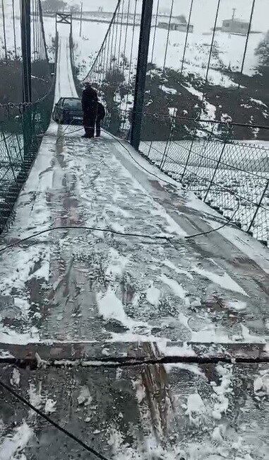 Kars’ta kar yağışı ve soğuk hava nedeniyle buz pistine dönen