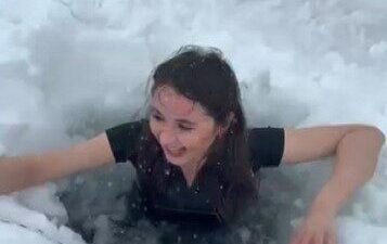 Tamamen buzla kaplanan Kars Çıldır Gölü, sıra dışı bir ana