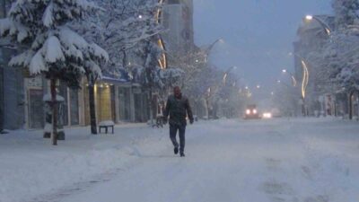 Kars’ta etkili olan yoğun kar yağışı hayatı durma noktasına getirdi.