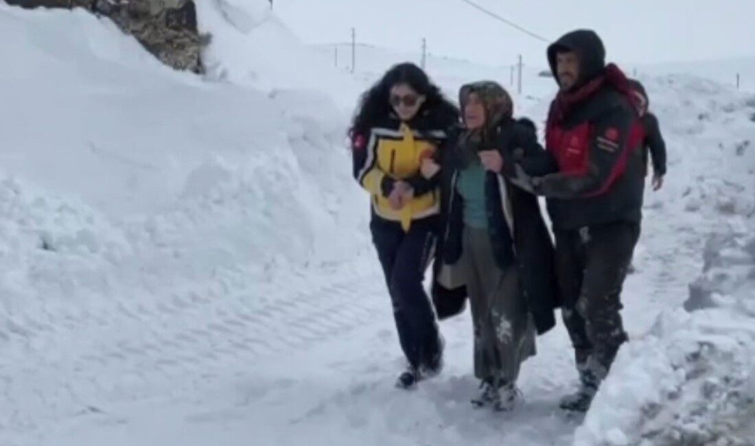 Kars’ta etkili olan yoğun kar yağışı ve tipi, hayatı olumsuz