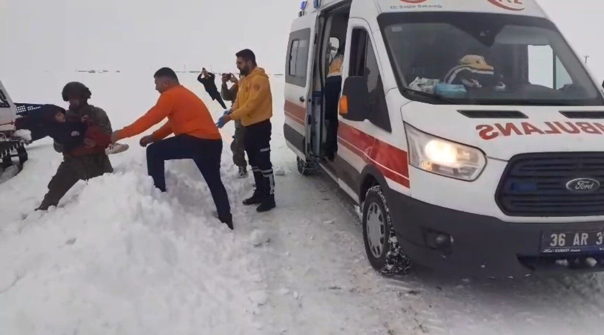 Kars’ta tipi nedeniyle yolu kapanan köyde ateşi yükselen 2 çocuk