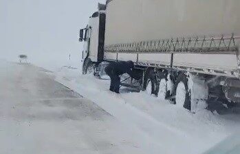 Kars’ta, etkili olan yoğun kar yağışı hayatı olumsuz etkilemeye devam