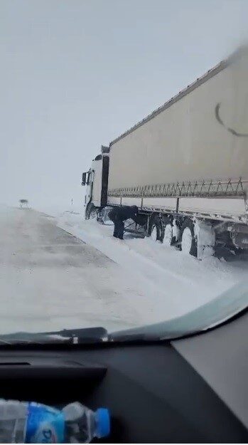 Kars’ta, etkili olan yoğun kar yağışı hayatı olumsuz etkilemeye devam