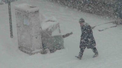 Kars’ta yoğun kar yağışı ve tipi ulaşımda aksamalara neden olurken