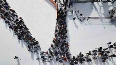 Kars’ta kayağını kapan Sarıkamış’a koştu. Sarıkamış Kayak Merkezi’ndeki yoğunluk böyle