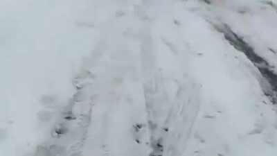 Kars-Arpaçay-Çıldır kara yolunda kayan tır yolu ulaşıma kapattı. Kar yağışının