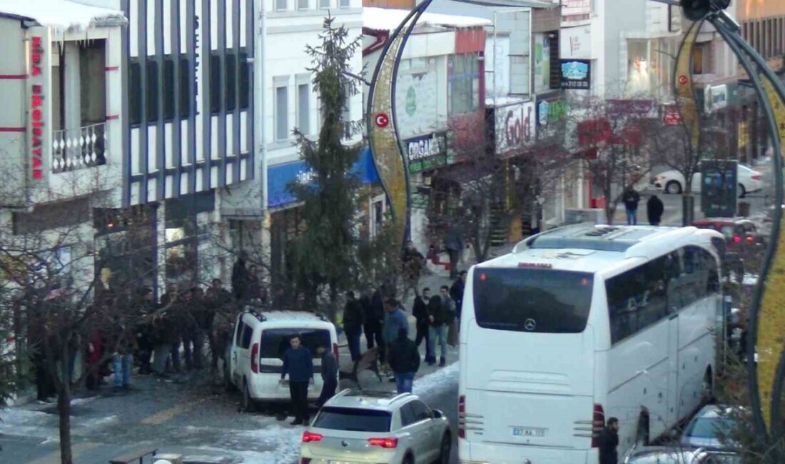 Kars’ta sürücüsünün direksiyon hakimiyetini kaybettiği hafif ticari araç, kaldırıma çıkarak