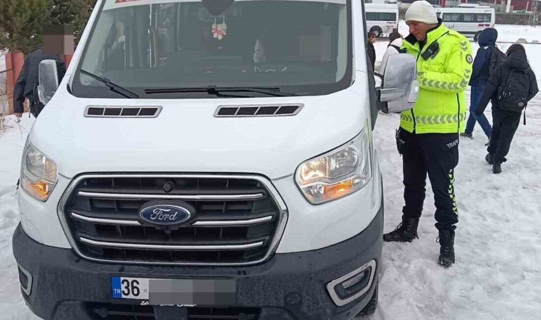 Kars’ta okul servisleri denetleniyor. Denetimlerde eksikleri görülen sürücüler ise uyarılıyor.