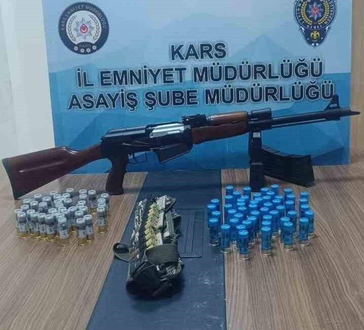 Kars’ta polis ekiplerince yapılan uygulamalarda silah ve mühimmat ele geçirildi.