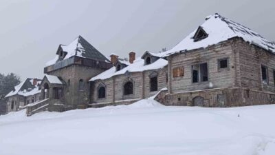 Sarıkamış’ta, sarıçam ormanlarının derinliklerinde yükselen ve mimari zekasıyla büyüleyen Çar’ın