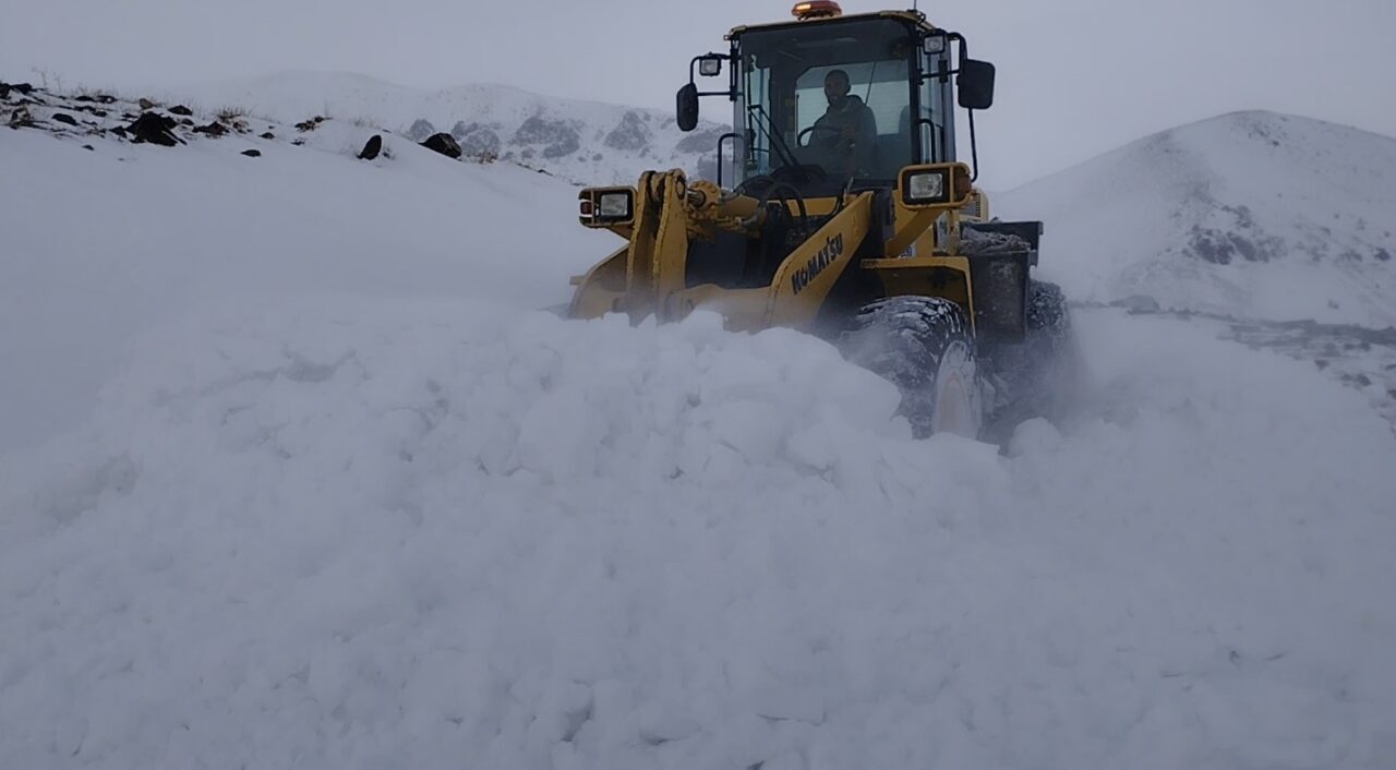 Kars’ta 2 gündür etkisini sürdüren tipi, ulaşımda aksamalara neden oldu.