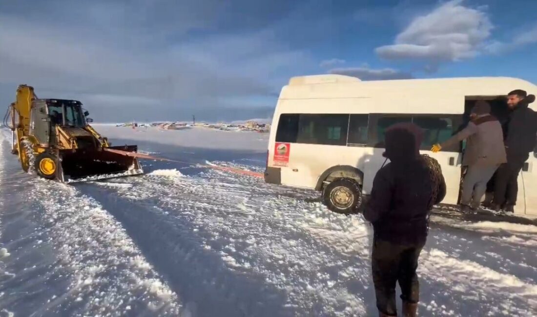 Kars’ta yoğun kar yağışı ve tipi nedeniyle kara saplanan okul