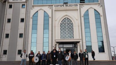 Kartepe’de Ramazan ayında görev yapacak davulculara kimlik kartları dağıtıldı. Kartepe