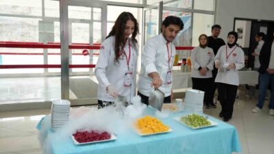 Kastamonu Üniversitesi Turizm Fakültesi’nde düzenlenen Kariyer Günleri’nde öğrenciler, sektör temsilcileriyle