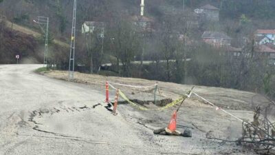Kastamonu’nun Çatalzeytin ilçesinde meydana gelen heyelan sebebiyle yol çöktü. Kastamonu’nun