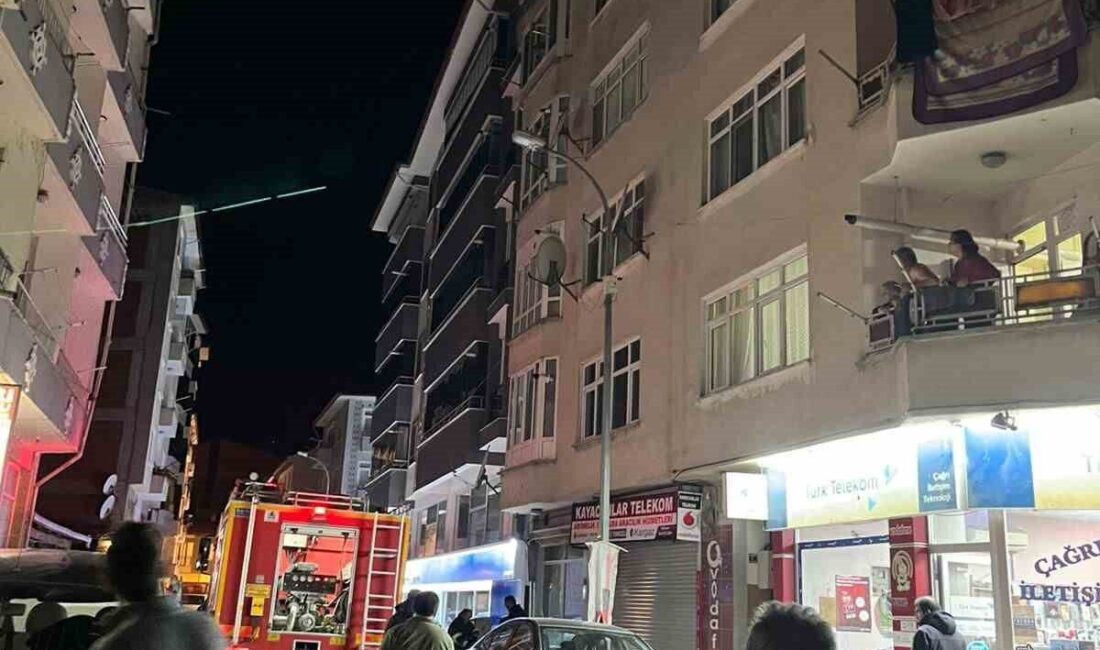 Kastamonu’nun Taşköprü ilçesinde 5 katlı apartmanın çatısında yangın itfaiye ekiplerinin