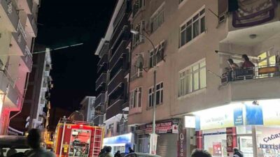 Kastamonu’nun Taşköprü ilçesinde 5 katlı apartmanın çatısında yangın itfaiye ekiplerinin