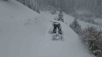 Kastamonu’da yoğun kar yağışının ardından köy yollarının ulaşıma açılması için