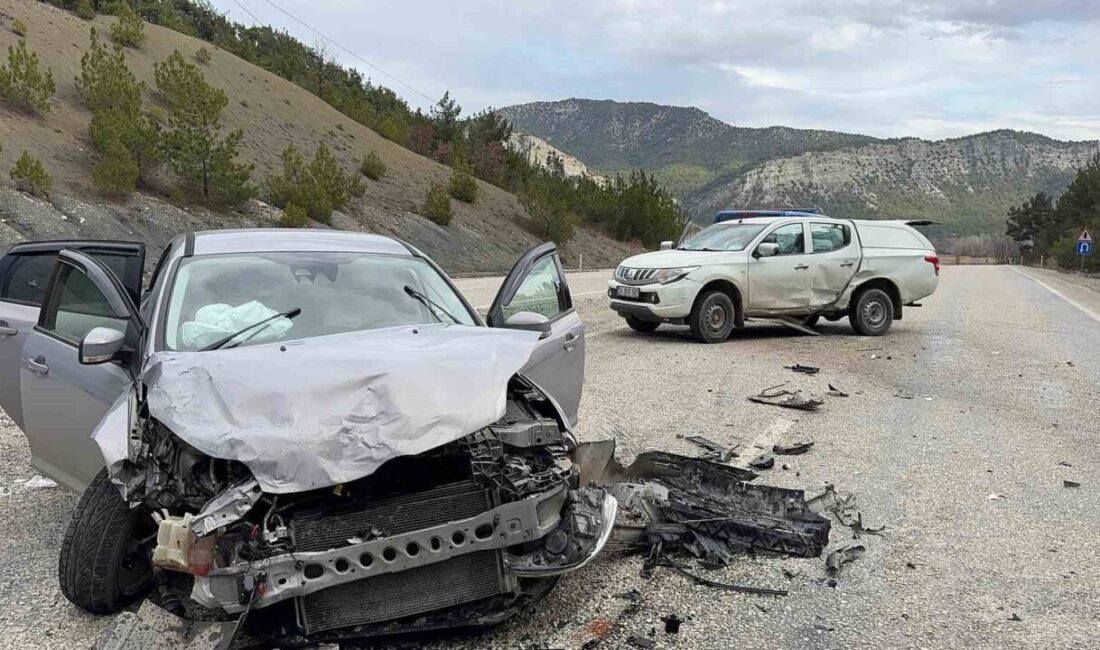 Kastamonu’nun Hanönü ilçesinde otomobil ile pikapın çarpışması neticesinde meydana gelen