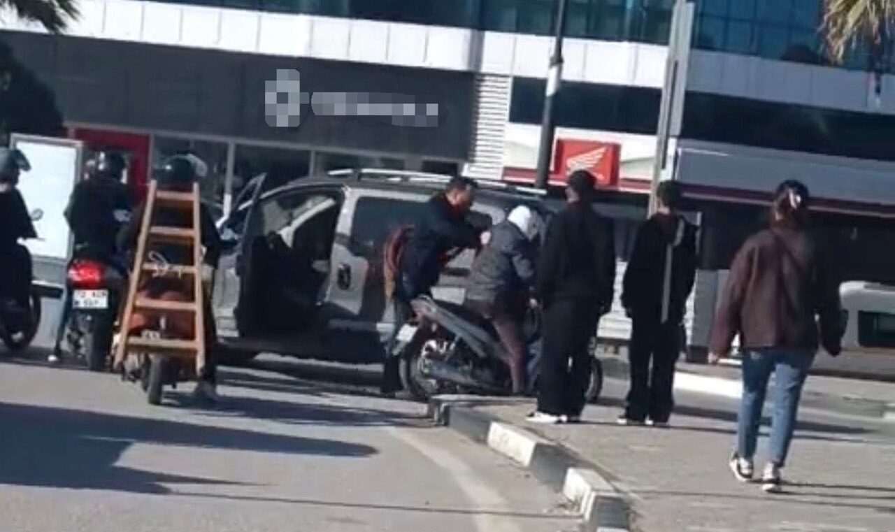 Manisa’nın Turgutlu ilçesinde kavşakta motosikletli ile otomobil sürücüsü arasında geçiş