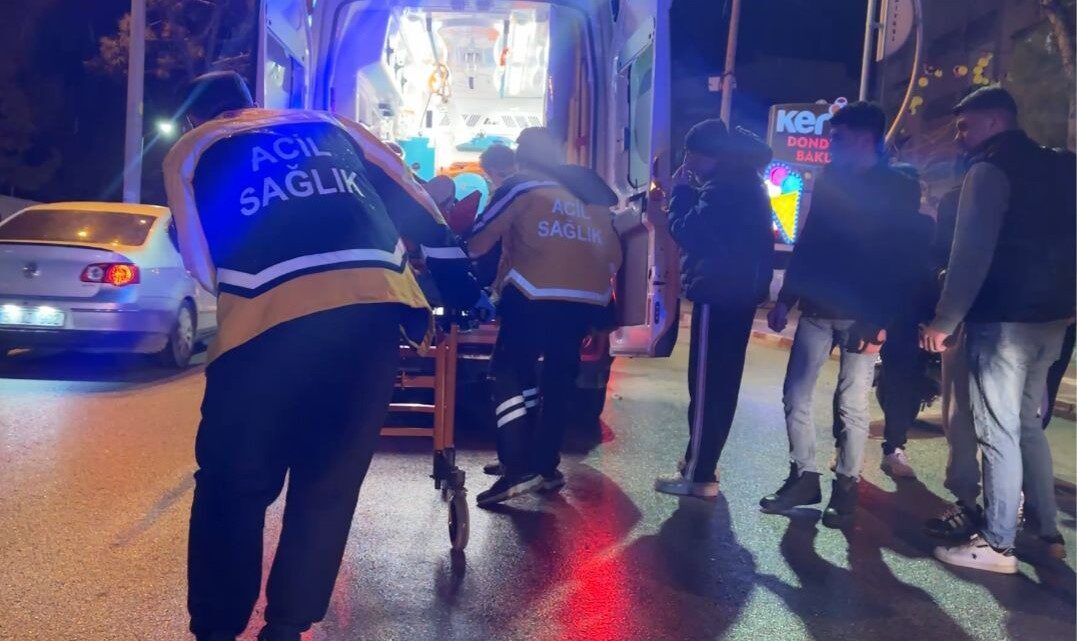 Burdur’da kavşakta yan yola dönmeye çalışan otomobil ile motosikletin çarpışması