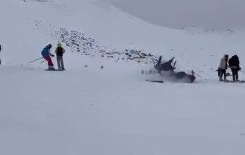 Bingöl’deki Hesarek Kayak Merkezi’nde iki kayakçının çarpışarak bir grubun arasına