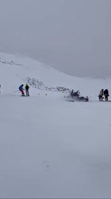 Bingöl’deki Hesarek Kayak Merkezi’nde iki kayakçının çarpışarak bir grubun arasına