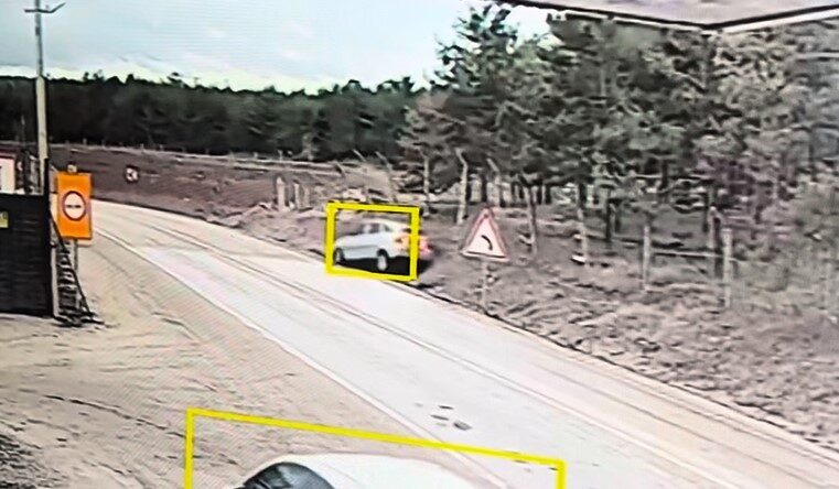 Eskişehir’de yağmur sonrası kayganlaşan yolda takla atan araçtaki 2 kişi