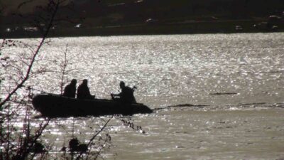 Manisa’nın Yunusemre ilçesinde gölet kenarında kaybolan 18 yaşındaki genç için