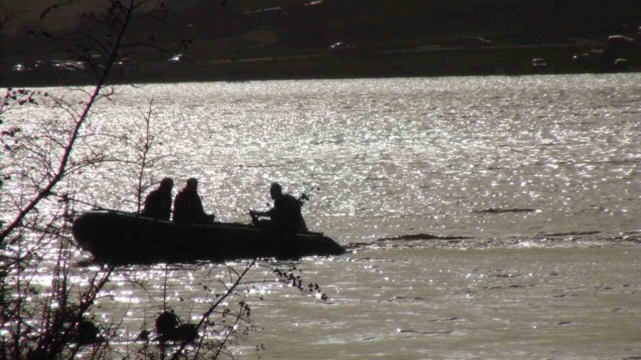 Manisa’nın Yunusemre ilçesinde gölet kenarında kaybolan 18 yaşındaki genç için