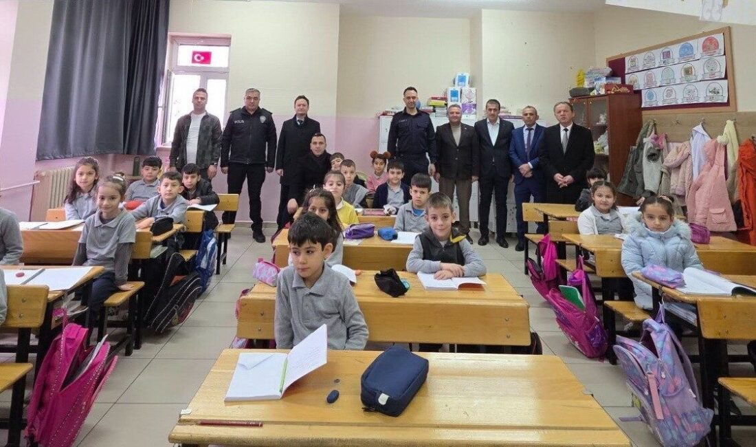 Adıyaman’ın Kahta Kaymakamı Kadir Algın, Gölkent İlkokulu ve Ortaokulunu ziyaret