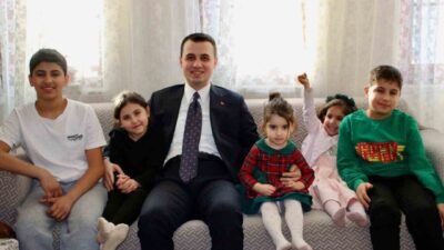 DÜZCE (İHA) – Çilimli Kaymakamı Furkan Alpay, depremzede Bulğuoğlu ailesi