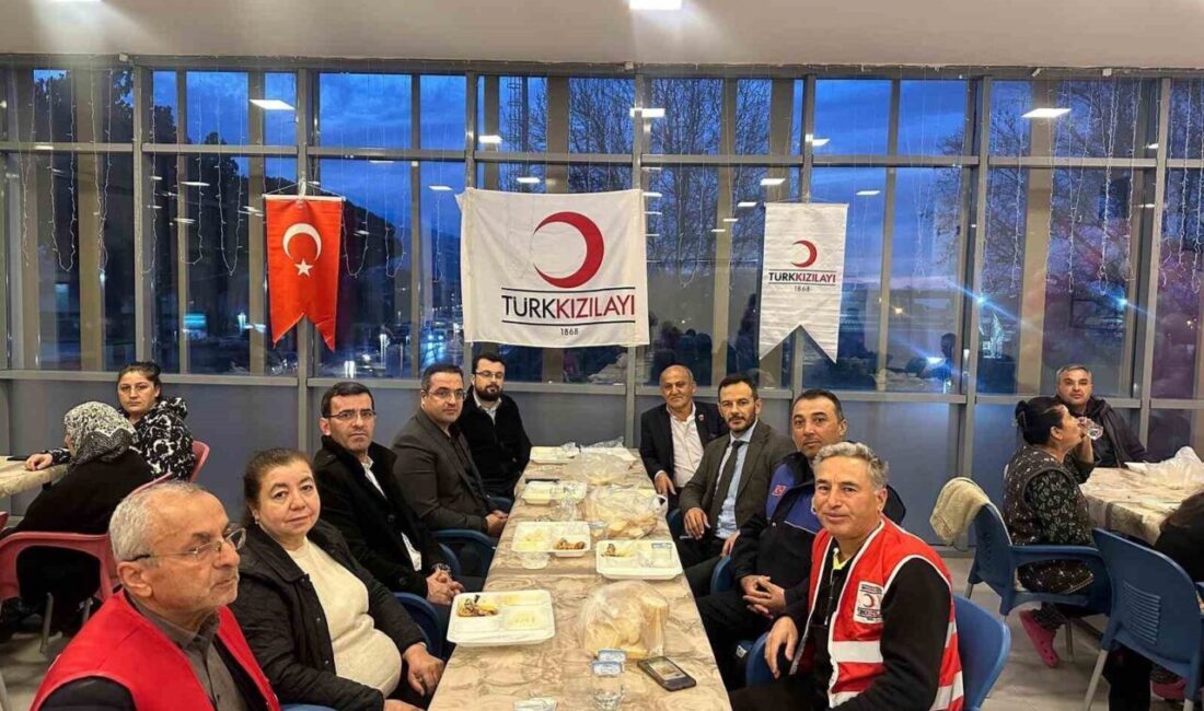 Sarıgöl Kaymakamı Halil Dalak, Kızılay tarafından düzenlenen iftar programında vatandaşlarla