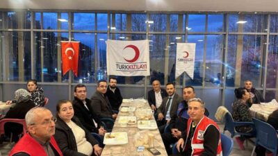 Sarıgöl Kaymakamı Halil Dalak, Kızılay tarafından düzenlenen iftar programında vatandaşlarla