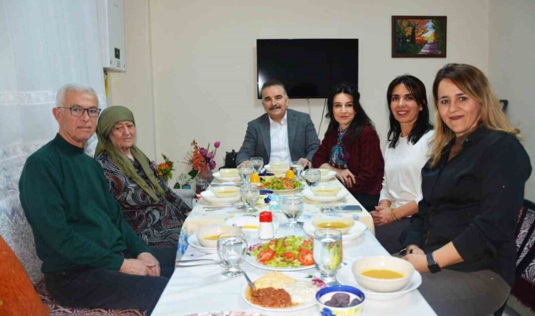 Balıkesir’in Edremit Kaymakamı Ahmet Odabaş ve eşi Ayşe Odabaş, Ramazan