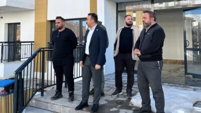 Adıyaman’ın Çelikhan Kaymakamı Özgür Pelvan yapımı tamamlanan deprem konutlarında incelemelerde