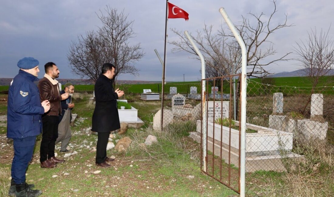 Adıyaman’ın Kahta Kaymakamı Muhammed Üsame Soysal, şehit ailesiyle bir araya