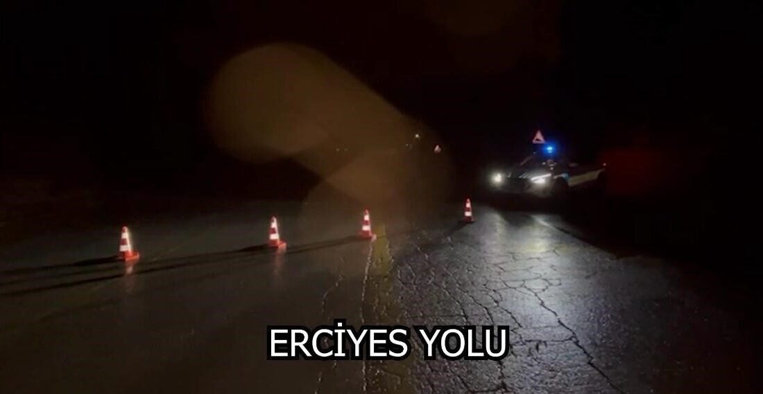 Kayseri-Erciyes karayolu, kar yağışı nedeniyle trafiğe kapatıldı. Kayseri-Erciyes karayolu kar