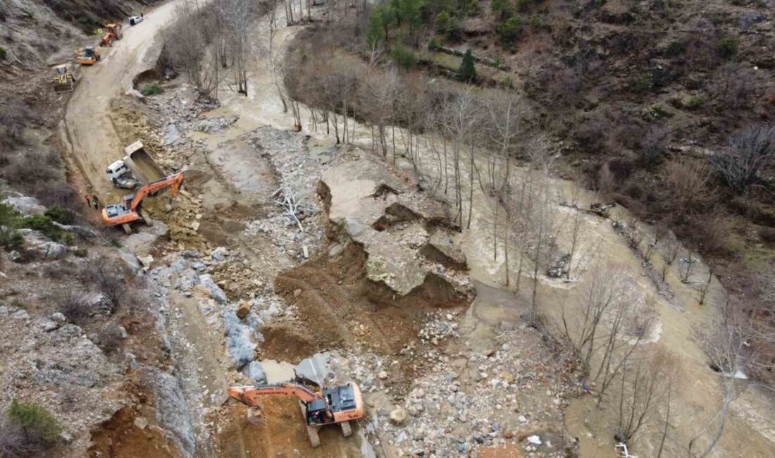 Adana’da etkili olan sağanak yağışların ardından zarar gören Kayseri–Adana karayolunun