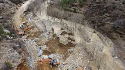 Adana’da etkili olan sağanak yağışların ardından zarar gören Kayseri–Adana karayolunun