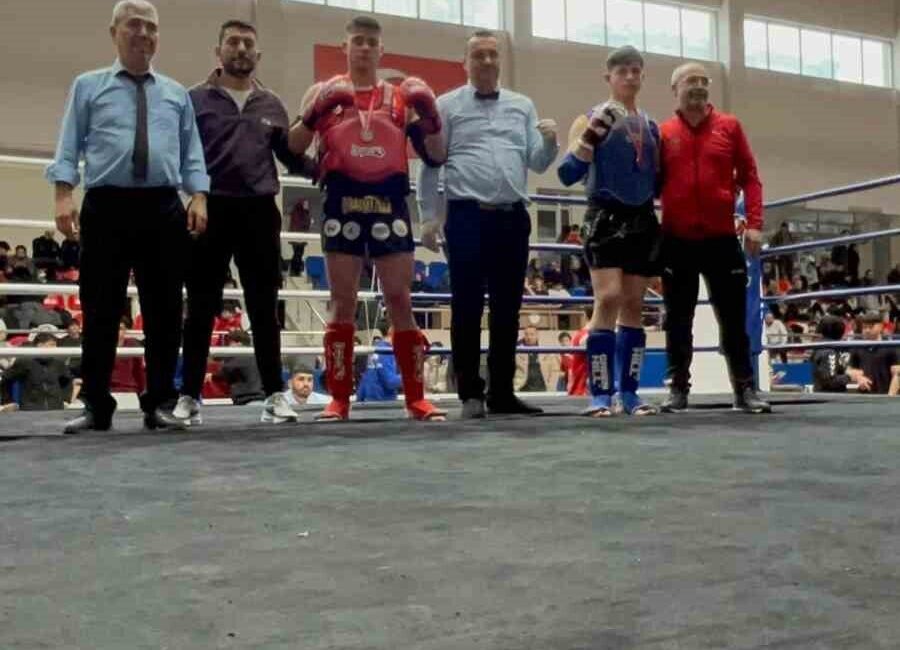 Kayseri Muaythai Okul Sporları Müsabakaları Talas Spor Salonu’nda yapılan küçükler,