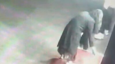 Kayseri’nin Kocasinan ilçesinde bir apartmanın giriş kapısına ve koridorlarına idrar