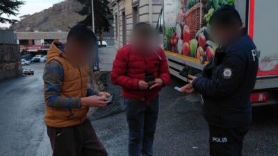 Kayseri’de polis ekipleri tarafından okul çevrelerinde yapılan denetimlerde bin 486
