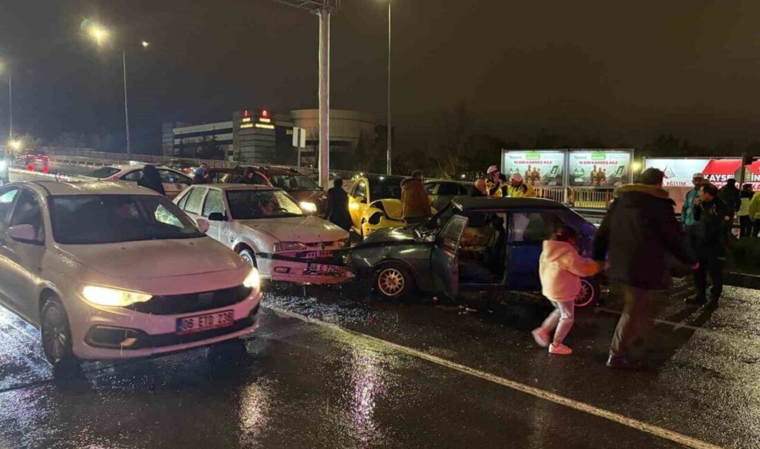 Kayseri’nin Kocasinan ilçesinde kontrolden çıkan otomobil, yolun karşısına geçerek kırmızı