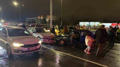 Kayseri’nin Kocasinan ilçesinde kontrolden çıkan otomobil, yolun karşısına geçerek kırmızı