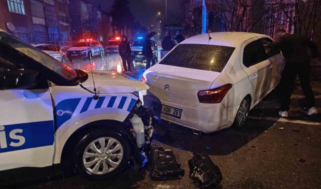 Kayseri’nin Kocasinan ilçesinde polis aracı ile otomobilin çarpıştığı kazada, otomobil