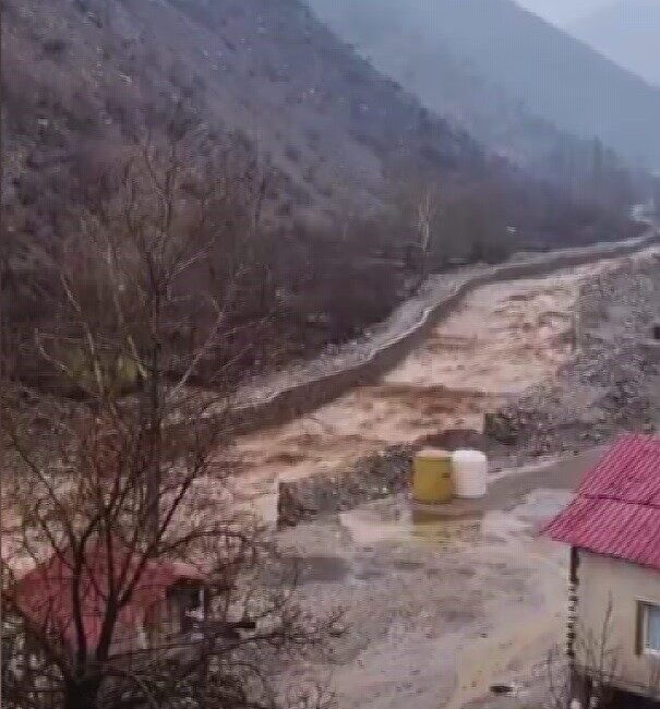 Kayseri’nin Yahyalı ilçesinde etkili olan yağışların ardından dere yatağında taşkınlar